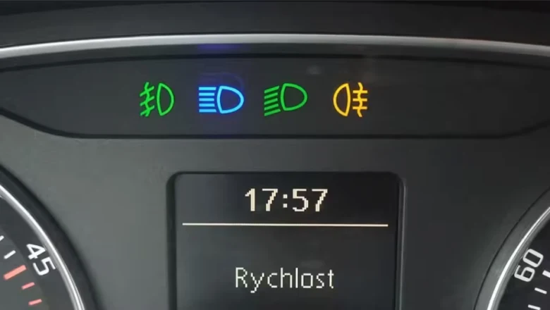 Přístrojová deska s ikonami denního svícení a potkávacích světel.