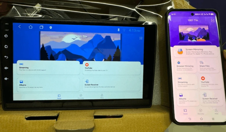 Android telefon připojený k displeji auta pro zrcadlení obrazovky.