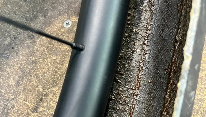 Bezdušová bicyklová pneumatika s ventilovacím ventilem.