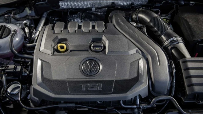 Motor VW s logem TSI v kapotě pod motorem.