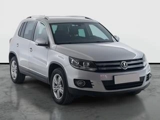 Stříbrný SUV VW Tiguan z předního tříčtvrtinového úhlu.