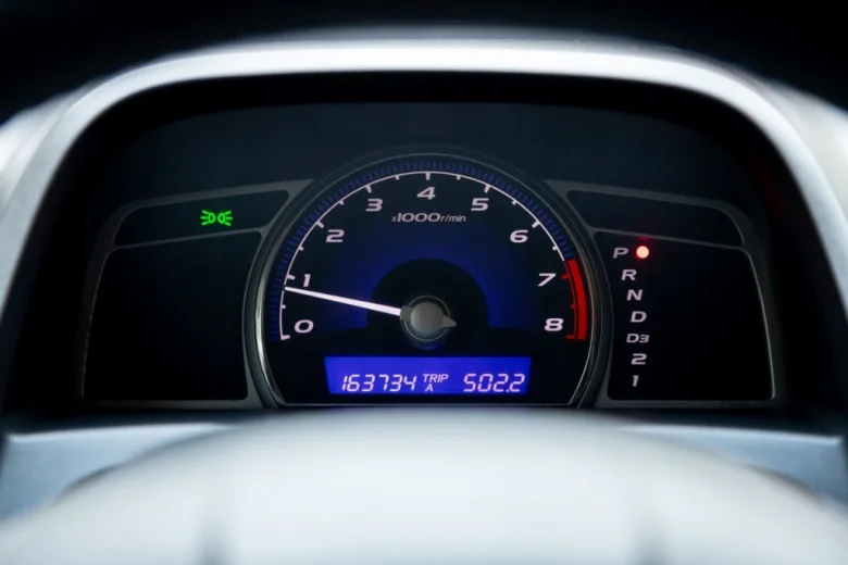Výběr optimálních otáček motoru na volnoběh pro úspornou jízdu.