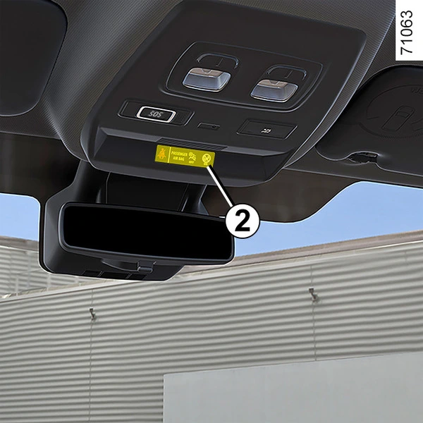 Vnitřní panel vozu s tlačítky pro deaktivaci airbagu.
