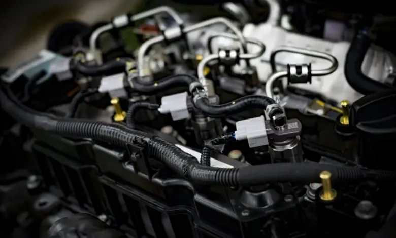 Detailní pohled na motor Toyoty s diagnostikovanou chybou TRC OFF.