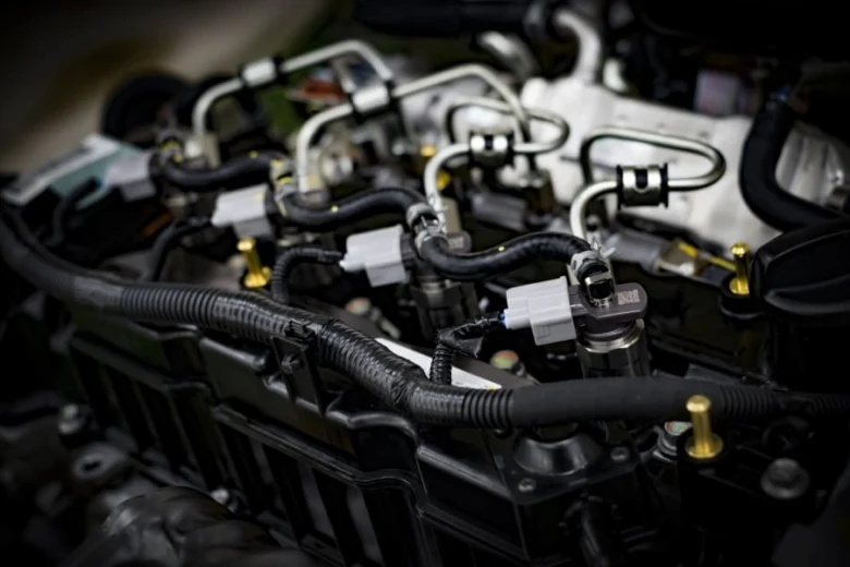 Detailní pohled na motor Toyoty s diagnostikovanou chybou TRC OFF.