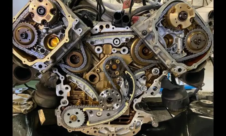 Rozbitý rozvodový řemen u vozu Peugeot nebo Citroën s odhaleným časovacím systémem.