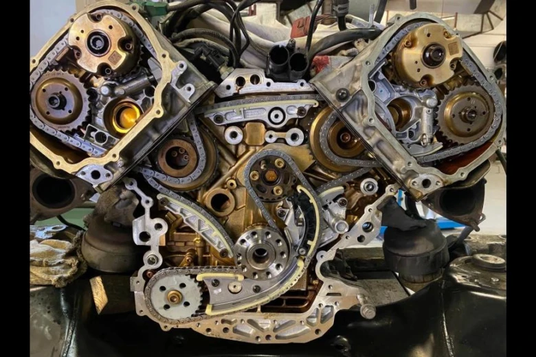 Rozbitý rozvodový řemen u vozu Peugeot nebo Citroën s odhaleným časovacím systémem.