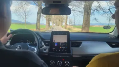 Vnitřek Mazdy s aktivním displejem Android Auto na středovém panelu.