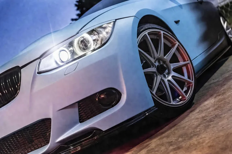 Bluý auto s nerezovým diskem ukazuje detail kola.
