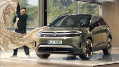 Muž odhaluje nový elektrický VW SUV v moderním showroonu.