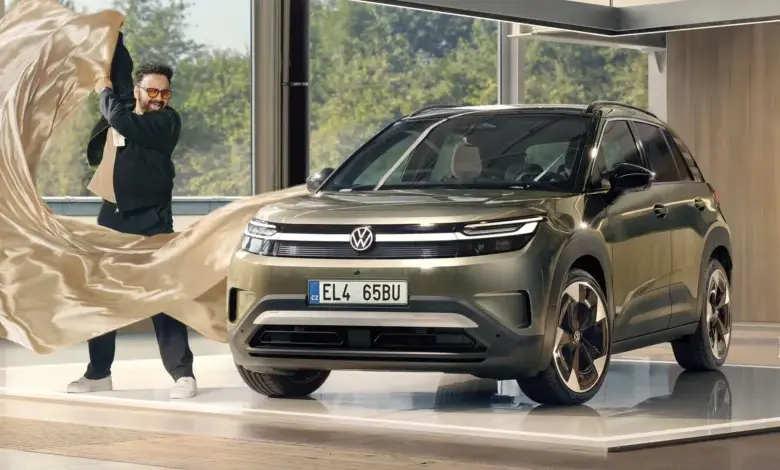 Muž odhaluje nový elektrický VW SUV v moderním showroonu.