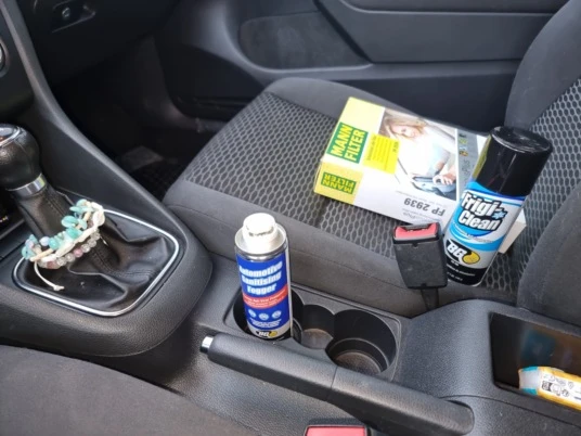 Vnitřek auta s prostředky na čištění klimatizace na sedadle.