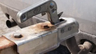 Detailní pohled na tažné zařízení s kouli pro připojení návěsu.