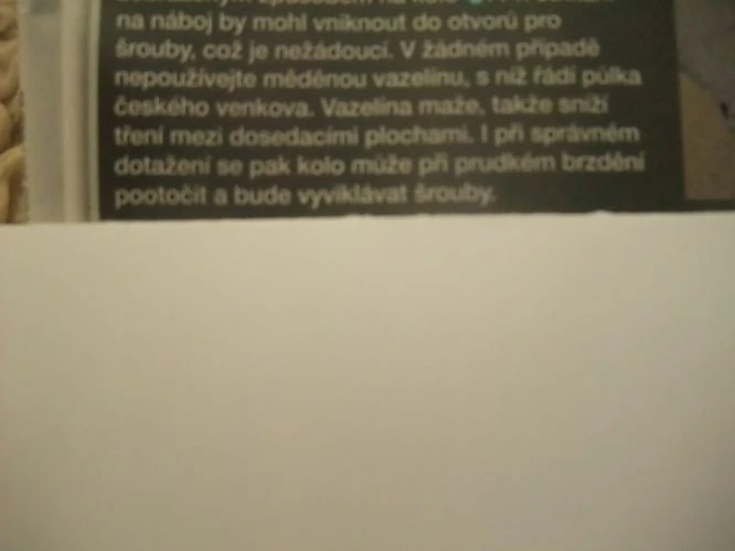 Text varuje před použitím měděné vazelíny na šrouby kol.