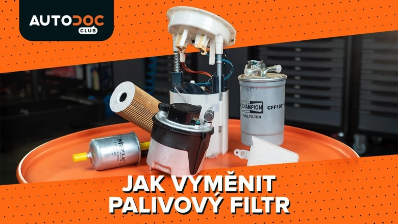 Sada palivových filtrů pro výměnu v automobilu.