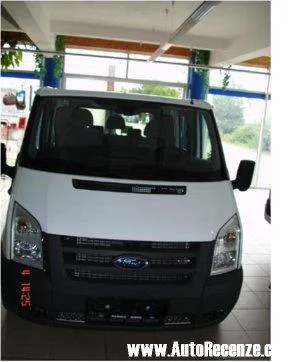 Bílý Ford Transit v interiéru pro článek o motoru.