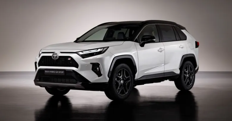Bílý hybridní SUV Toyota RAV4 na neutrálním pozadí.