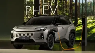 Stříbrná hybridní Toyota RAV4 nabíjená na stanici.