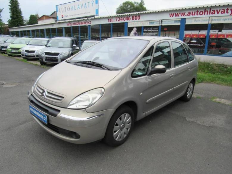 Stříbrný Citroën Berlingo B9 v areálu prodejny aut.