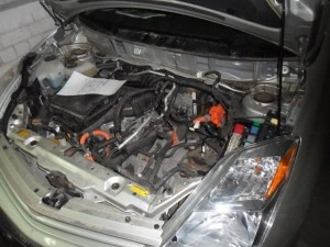 Otevřená motorka s viditelným portem pro diagnostiku chyby palubního počítače.