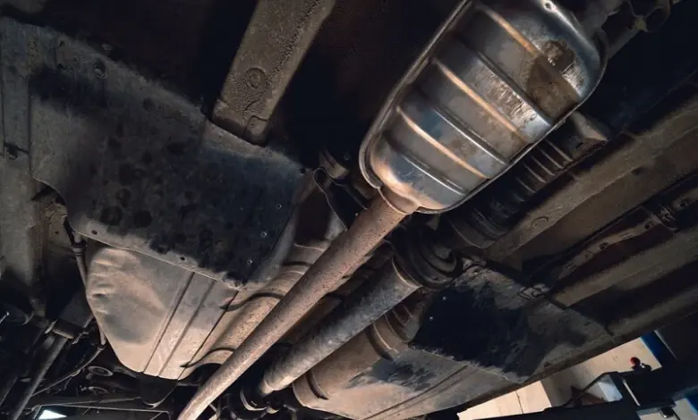 Podvozek automobilu s viditelným katalyzátorem v výfukovém systému.