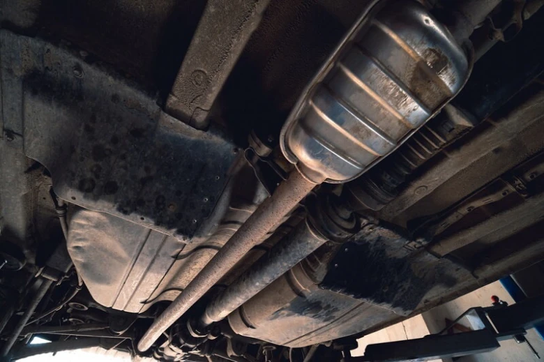 Podvozek automobilu s viditelným katalyzátorem v výfukovém systému.