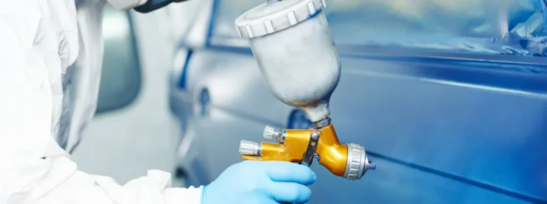 Lakování automobilu sprejem v rukou majitele