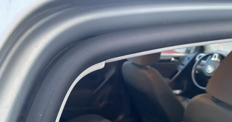 Blízky pohled na černé gumové těsnění dveří automobilu.
