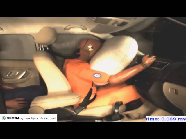 Dopravní manekyn v autě s nasazeným bezpečnostním pásem.