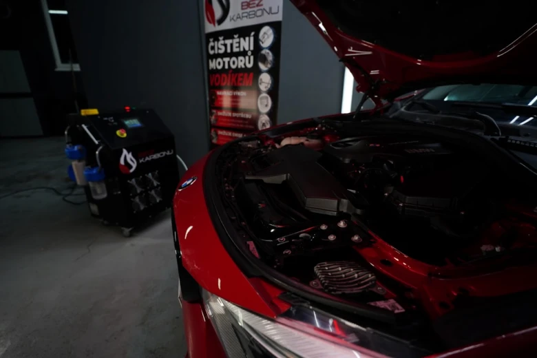 Čistění motoru auta vodíkem pro odstranění nečistot z filtrů.
