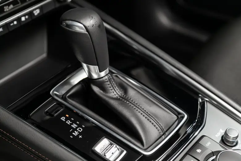 Automatická převodovka v interiéru automobilu s pákou řazení.
