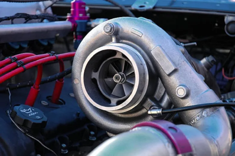 Blízko na turbodmychadlo v automobilovém motoru