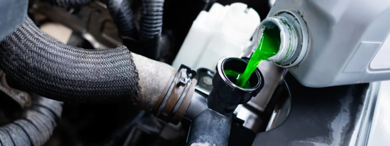 Zelená chladicí kapalina se nalévá do radiátoru automobilu.