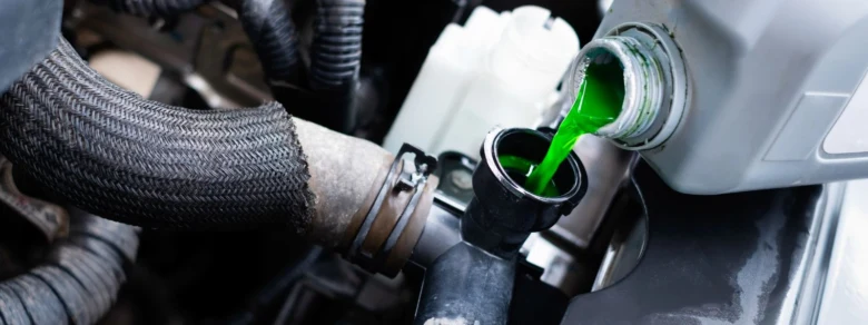 Zelená chladicí kapalina se nalévá do systému chlazení motoru.
