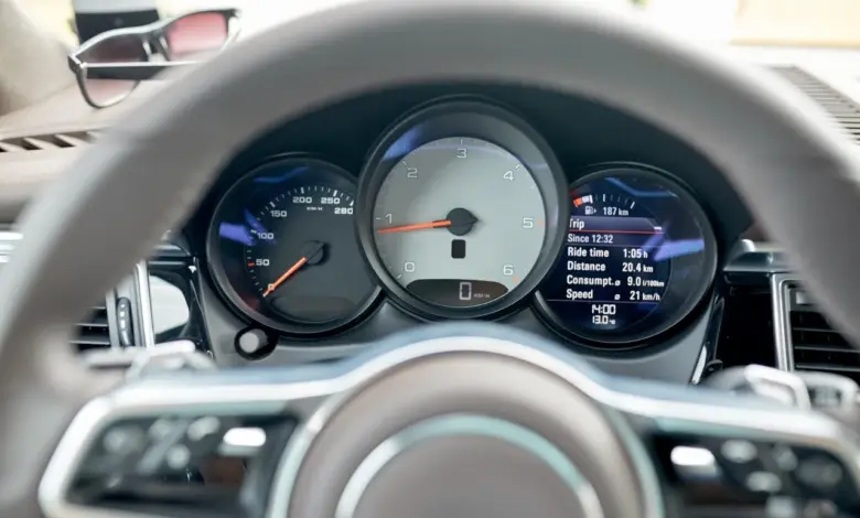 Vnitřek automobilu s tachometrem ukazujícím rychlost a ujeto vzdálenost.