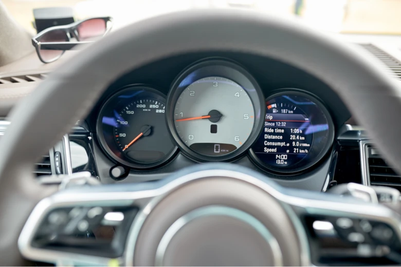 Vnitřek automobilu s tachometrem ukazujícím rychlost a ujeto vzdálenost.
