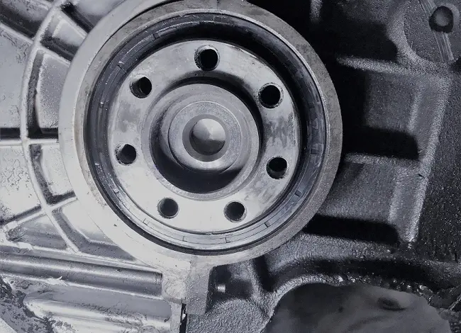 Detail motoru ukazující místo pro filtr oleje.