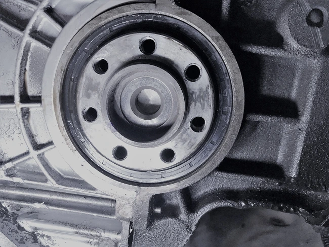 Detail motoru ukazující místo pro filtr oleje.