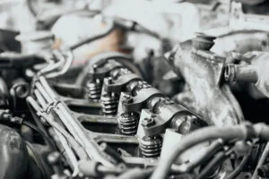 Detailní pohled na vnitřnosti dieslového motoru s viditelnými pružinami.