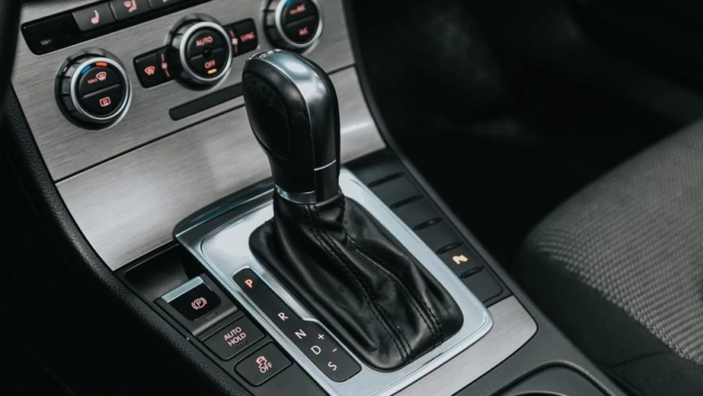 Přepínač rychlostních stupňů v automobilu s označením převodovek.