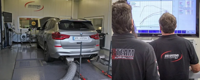 Stříbrný automobil na dynamometru při testování výkonu motoru.