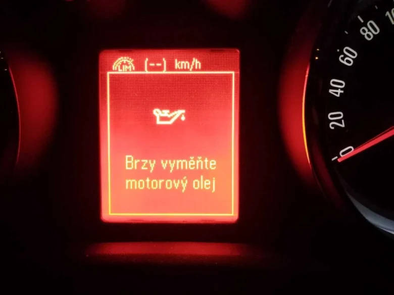 Kontrolka výměny oleje na přístrojové desce s českým upozorněním.