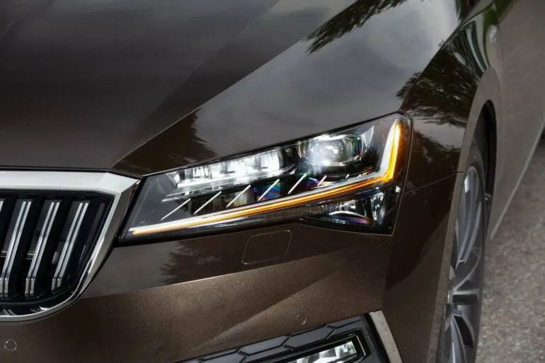 Detailní pohled na přední světloměr automobilu s technologií bi-LED.