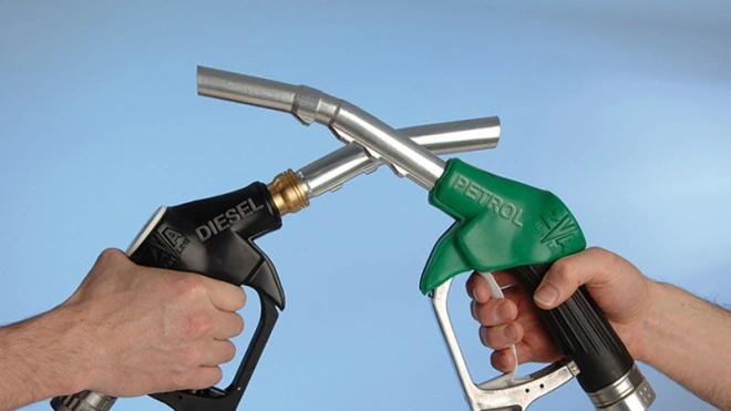 Rozdíl mezi naftovým a benzinovým čerpadlem s označením.