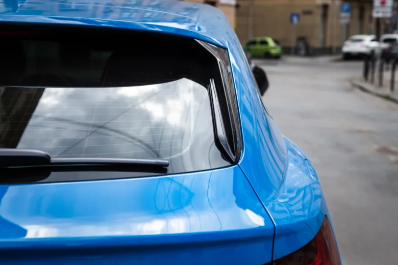 Modré auto s čistým zadním oknem bez nálepek.