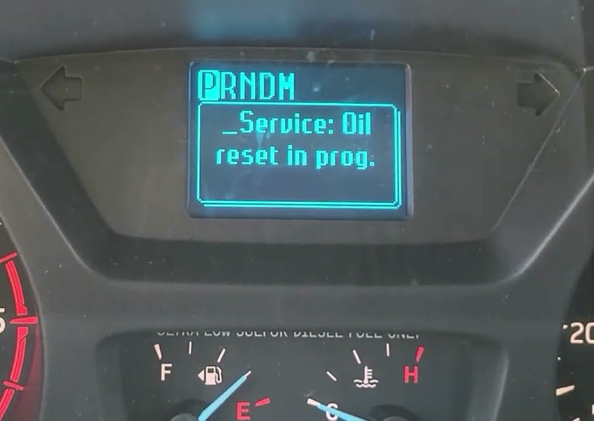 Ford Transit MK8 přístrojová deska s výzvou k resetování servisu.
