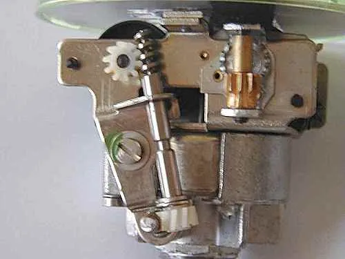 Vnitřní mechanismus mechanického rychloměru s ozubenými koly.