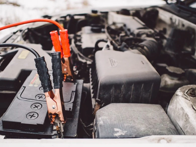Připojené kabely pro startování autobaterie v motorovém prostoru.