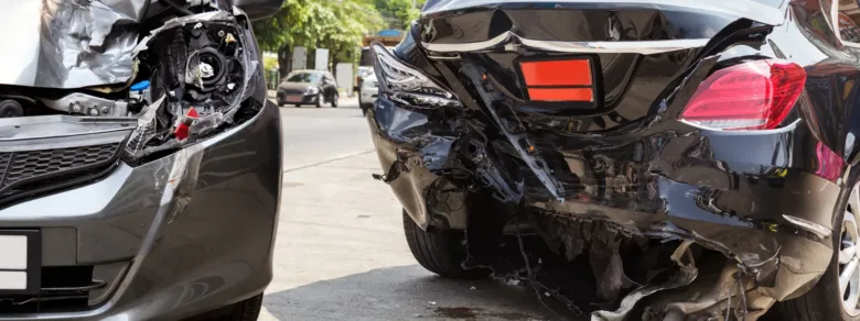 Dva poškozená auta na ulici bez dokladů