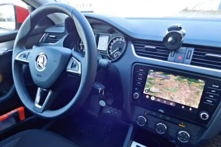 Interiér vozu Škoda s navigací na displeji pro připojení telefonu.